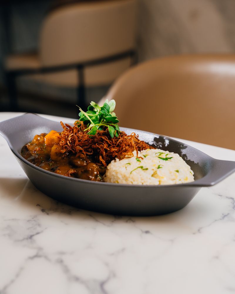 Curry with rice and crispy onion