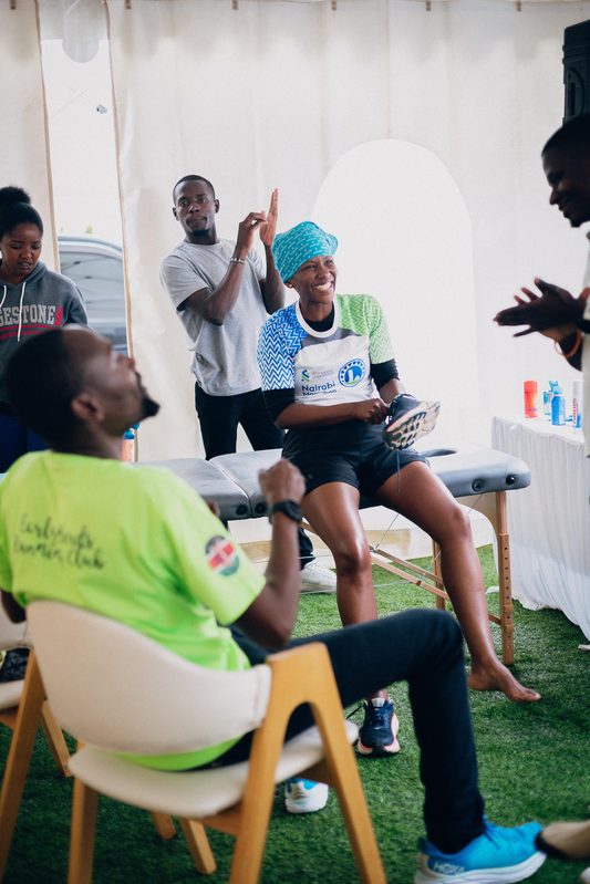 Pack of runners moving down the Nairobi course in Wings for Life blue tees